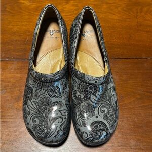 Nurse Mates Bryar Women’s Clog “Black Gray Paisley” Size 9.5